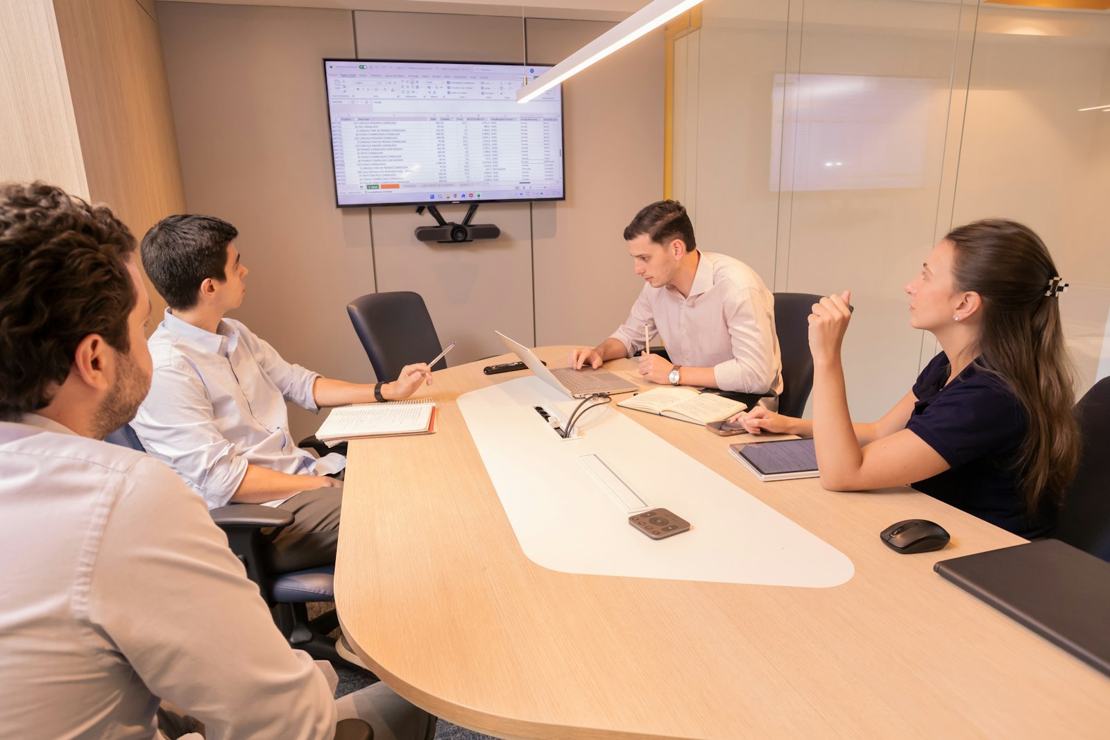 Reunião de equipe em ambiente corporativo discutindo políticas internas